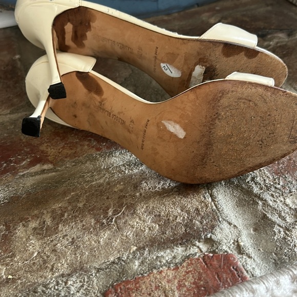 ⭐️Manolo Blahnik Patent Leather Open-Toe Heels⭐️ - Picture 4 of 9